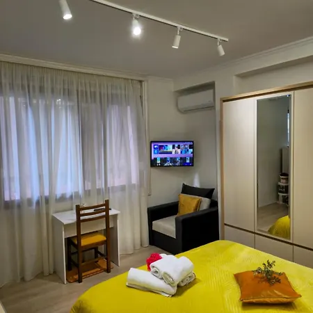 Myslym Shyri Cozy Lovely Orange Appartement *